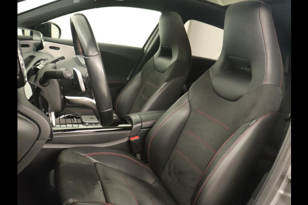 Mercedes-Benz A-Klasse 180 Business Solution AMG | Panoramadak | Stoelverwarming | Leder/Alcantara | Camera | Navigatie | Widescreen | Designo Mountaingrijs Magno