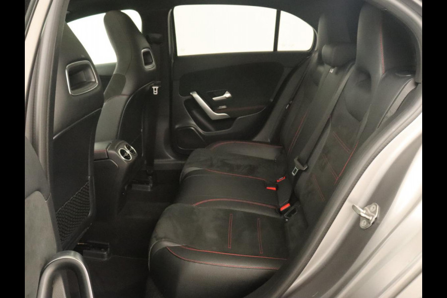 Mercedes-Benz A-Klasse 180 Business Solution AMG | Panoramadak | Stoelverwarming | Leder/Alcantara | Camera | Navigatie | Widescreen | Designo Mountaingrijs Magno
