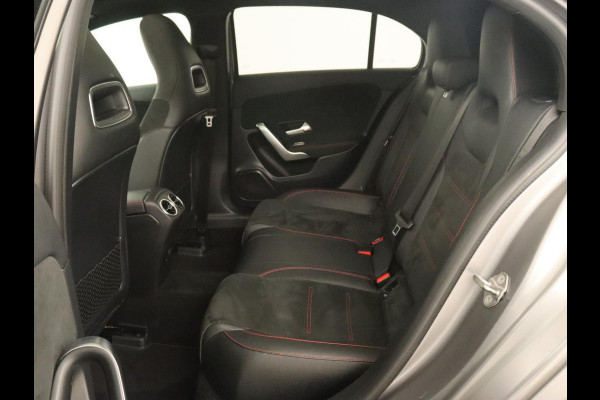 Mercedes-Benz A-Klasse 180 Business Solution AMG | Panoramadak | Stoelverwarming | Leder/Alcantara | Camera | Navigatie | Widescreen | Designo Mountaingrijs Magno