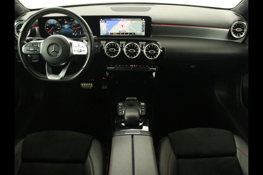 Mercedes-Benz A-Klasse 180 Business Solution AMG | Panoramadak | Stoelverwarming | Leder/Alcantara | Camera | Navigatie | Widescreen | Designo Mountaingrijs Magno