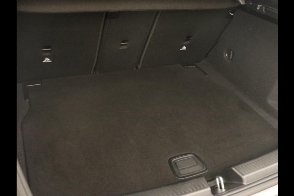 Mercedes-Benz A-Klasse 180 Business Solution AMG | Panoramadak | Stoelverwarming | Leder/Alcantara | Camera | Navigatie | Widescreen | Designo Mountaingrijs Magno