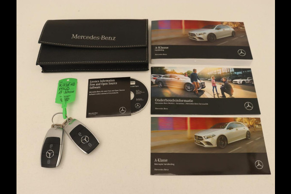 Mercedes-Benz A-Klasse 180 Business Solution AMG | Panoramadak | Stoelverwarming | Leder/Alcantara | Camera | Navigatie | Widescreen | Designo Mountaingrijs Magno