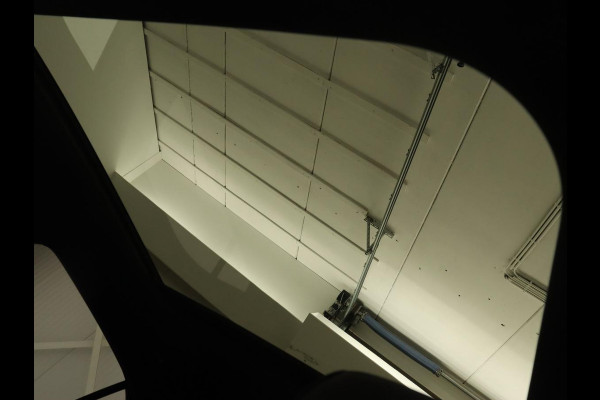 Mercedes-Benz A-Klasse 180 Business Solution AMG | Panoramadak | Stoelverwarming | Leder/Alcantara | Camera | Navigatie | Widescreen | Designo Mountaingrijs Magno