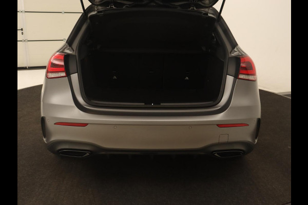 Mercedes-Benz A-Klasse 180 Business Solution AMG | Panoramadak | Stoelverwarming | Leder/Alcantara | Camera | Navigatie | Widescreen | Designo Mountaingrijs Magno