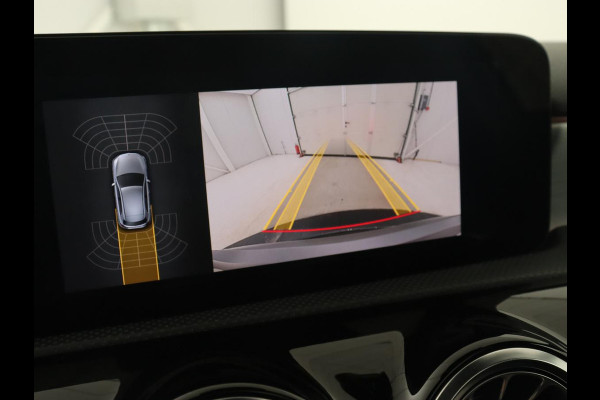 Mercedes-Benz A-Klasse 180 Business Solution AMG | Panoramadak | Stoelverwarming | Leder/Alcantara | Camera | Navigatie | Widescreen | Designo Mountaingrijs Magno