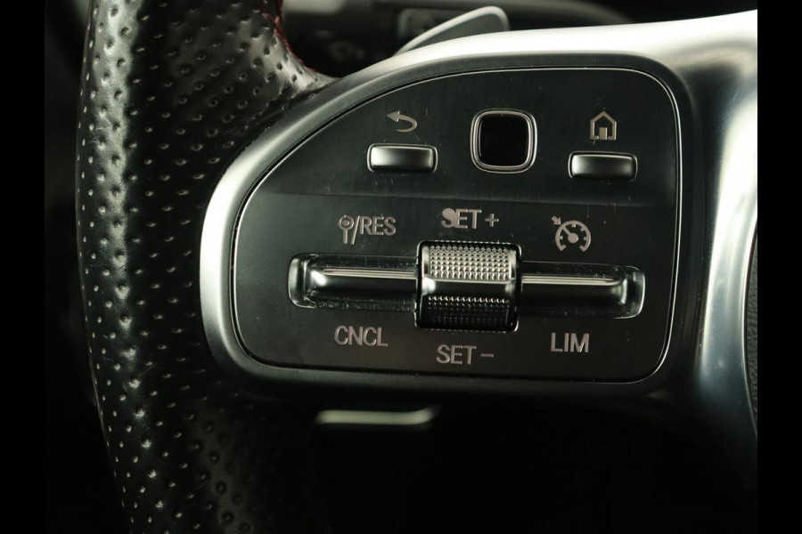 Mercedes-Benz A-Klasse 180 Business Solution AMG | Panoramadak | Stoelverwarming | Leder/Alcantara | Camera | Navigatie | Widescreen | Designo Mountaingrijs Magno