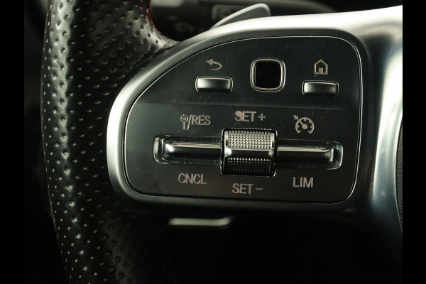 Mercedes-Benz A-Klasse 180 Business Solution AMG | Panoramadak | Stoelverwarming | Leder/Alcantara | Camera | Navigatie | Widescreen | Designo Mountaingrijs Magno