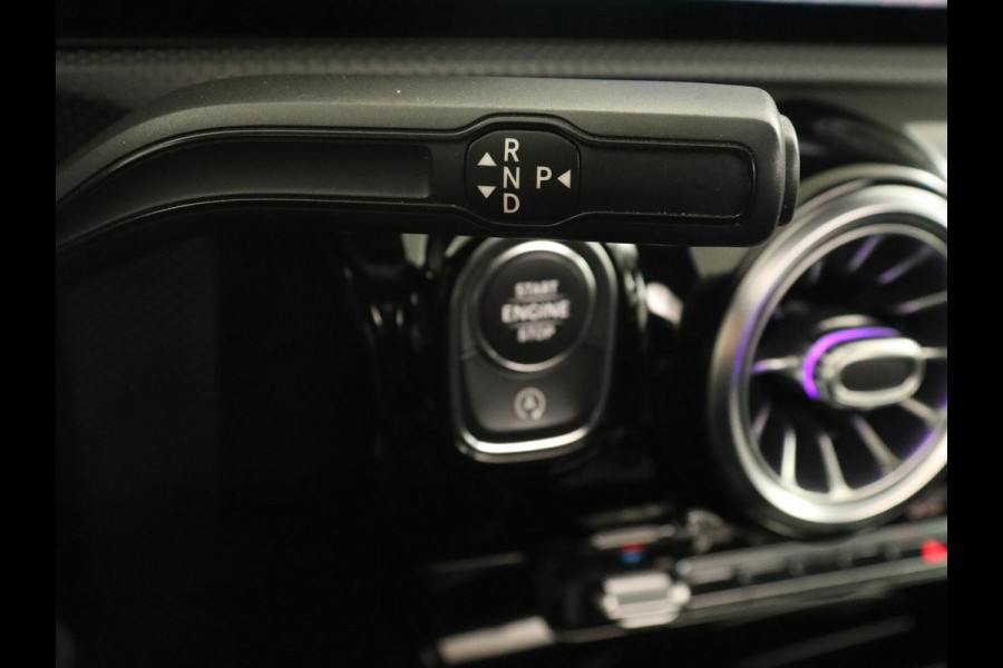 Mercedes-Benz A-Klasse 180 Business Solution AMG | Panoramadak | Stoelverwarming | Leder/Alcantara | Camera | Navigatie | Widescreen | Designo Mountaingrijs Magno