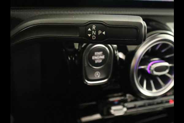 Mercedes-Benz A-Klasse 180 Business Solution AMG | Panoramadak | Stoelverwarming | Leder/Alcantara | Camera | Navigatie | Widescreen | Designo Mountaingrijs Magno