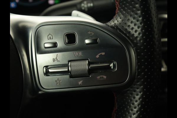 Mercedes-Benz A-Klasse 180 Business Solution AMG | Panoramadak | Stoelverwarming | Leder/Alcantara | Camera | Navigatie | Widescreen | Designo Mountaingrijs Magno