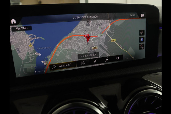 Mercedes-Benz A-Klasse 180 Business Solution AMG | Panoramadak | Stoelverwarming | Leder/Alcantara | Camera | Navigatie | Widescreen | Designo Mountaingrijs Magno