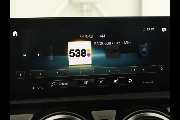 Mercedes-Benz A-Klasse 180 Business Solution AMG | Panoramadak | Stoelverwarming | Leder/Alcantara | Camera | Navigatie | Widescreen | Designo Mountaingrijs Magno