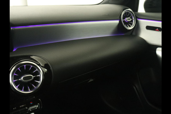 Mercedes-Benz A-Klasse 180 Business Solution AMG | Panoramadak | Stoelverwarming | Leder/Alcantara | Camera | Navigatie | Widescreen | Designo Mountaingrijs Magno
