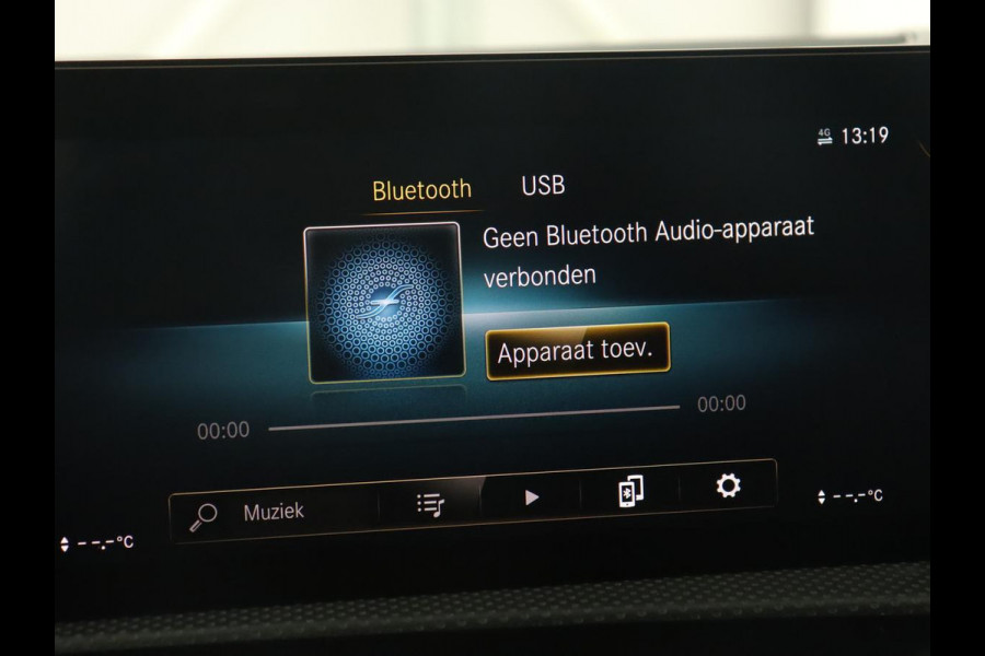 Mercedes-Benz A-Klasse 180 Business Solution AMG | Panoramadak | Stoelverwarming | Leder/Alcantara | Camera | Navigatie | Widescreen | Designo Mountaingrijs Magno