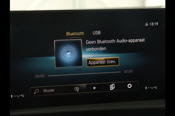 Mercedes-Benz A-Klasse 180 Business Solution AMG | Panoramadak | Stoelverwarming | Leder/Alcantara | Camera | Navigatie | Widescreen | Designo Mountaingrijs Magno