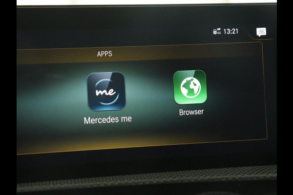 Mercedes-Benz A-Klasse 180 Business Solution AMG | Panoramadak | Stoelverwarming | Leder/Alcantara | Camera | Navigatie | Widescreen | Designo Mountaingrijs Magno