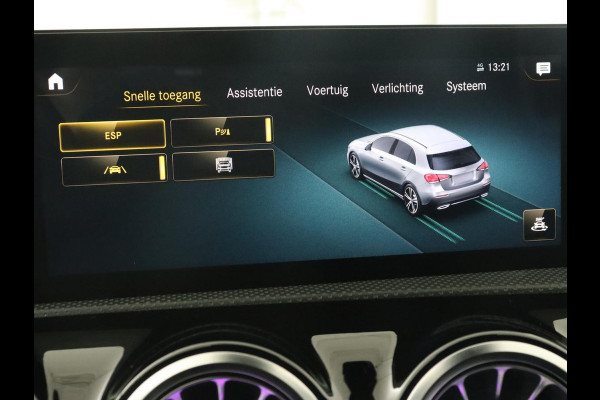 Mercedes-Benz A-Klasse 180 Business Solution AMG | Panoramadak | Stoelverwarming | Leder/Alcantara | Camera | Navigatie | Widescreen | Designo Mountaingrijs Magno