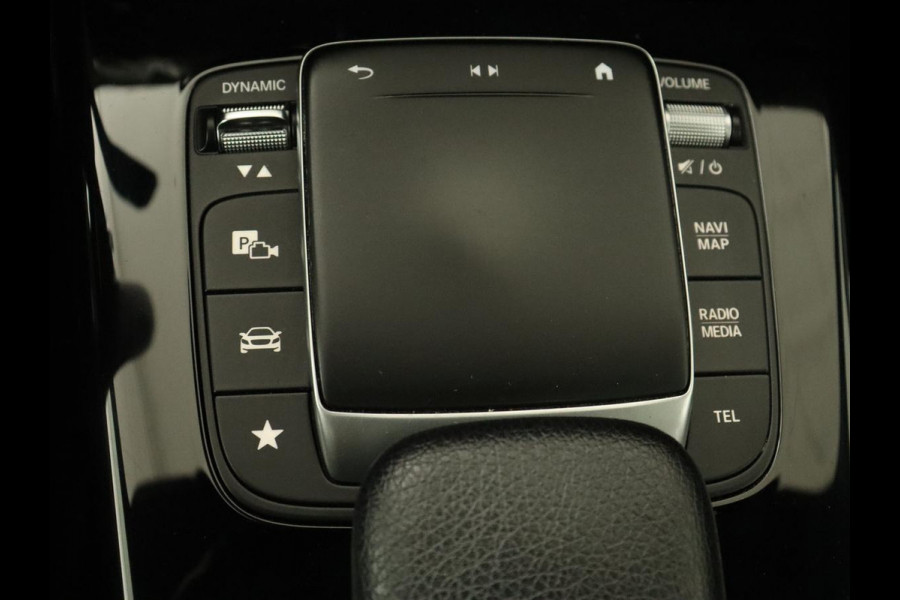 Mercedes-Benz A-Klasse 180 Business Solution AMG | Panoramadak | Stoelverwarming | Leder/Alcantara | Camera | Navigatie | Widescreen | Designo Mountaingrijs Magno