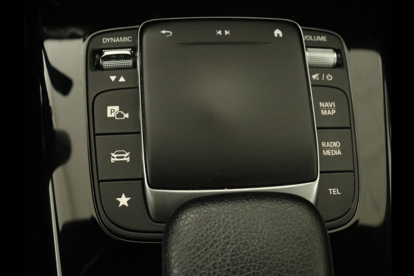 Mercedes-Benz A-Klasse 180 Business Solution AMG | Panoramadak | Stoelverwarming | Leder/Alcantara | Camera | Navigatie | Widescreen | Designo Mountaingrijs Magno