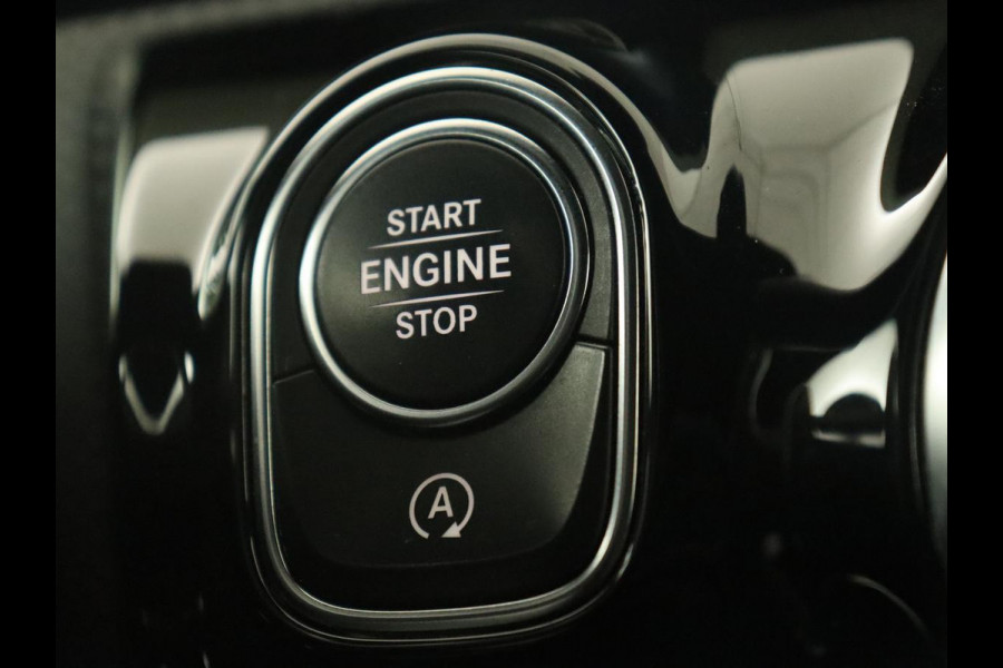 Mercedes-Benz A-Klasse 180 Business Solution AMG | Panoramadak | Stoelverwarming | Leder/Alcantara | Camera | Navigatie | Widescreen | Designo Mountaingrijs Magno