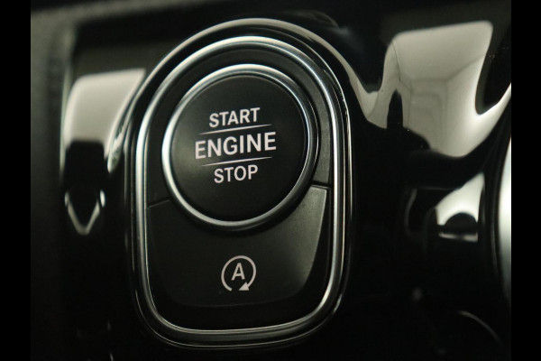 Mercedes-Benz A-Klasse 180 Business Solution AMG | Panoramadak | Stoelverwarming | Leder/Alcantara | Camera | Navigatie | Widescreen | Designo Mountaingrijs Magno