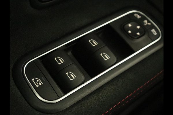 Mercedes-Benz A-Klasse 180 Business Solution AMG | Panoramadak | Stoelverwarming | Leder/Alcantara | Camera | Navigatie | Widescreen | Designo Mountaingrijs Magno