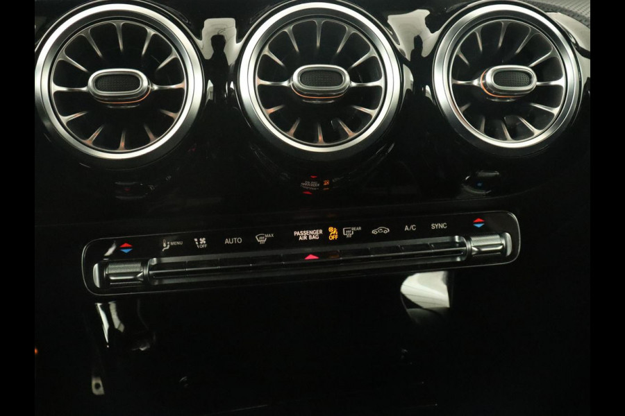 Mercedes-Benz A-Klasse 180 Business Solution AMG | Panoramadak | Stoelverwarming | Leder/Alcantara | Camera | Navigatie | Widescreen | Designo Mountaingrijs Magno