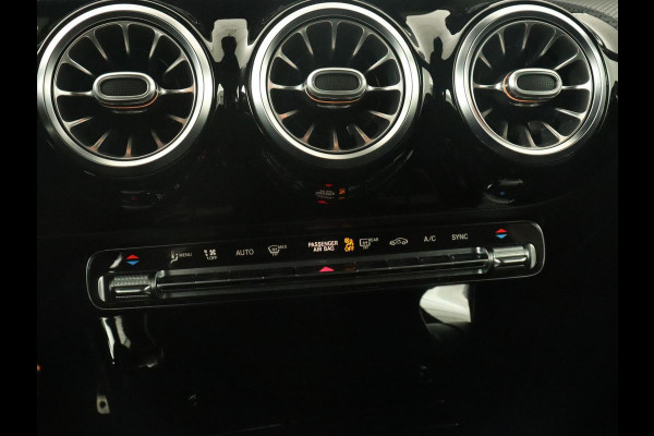 Mercedes-Benz A-Klasse 180 Business Solution AMG | Panoramadak | Stoelverwarming | Leder/Alcantara | Camera | Navigatie | Widescreen | Designo Mountaingrijs Magno