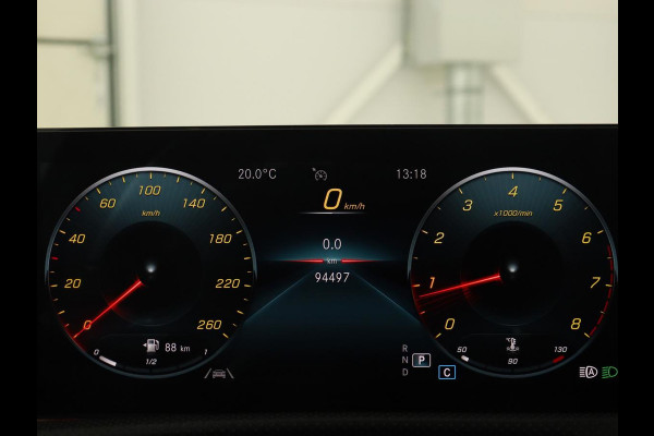 Mercedes-Benz A-Klasse 180 Business Solution AMG | Panoramadak | Stoelverwarming | Leder/Alcantara | Camera | Navigatie | Widescreen | Designo Mountaingrijs Magno
