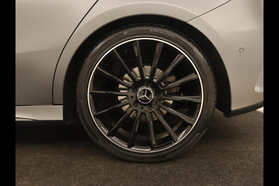 Mercedes-Benz A-Klasse 180 Business Solution AMG | Panoramadak | Stoelverwarming | Leder/Alcantara | Camera | Navigatie | Widescreen | Designo Mountaingrijs Magno