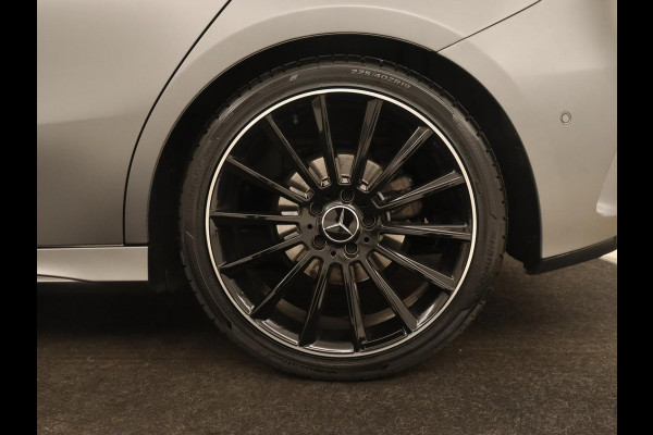 Mercedes-Benz A-Klasse 180 Business Solution AMG | Panoramadak | Stoelverwarming | Leder/Alcantara | Camera | Navigatie | Widescreen | Designo Mountaingrijs Magno