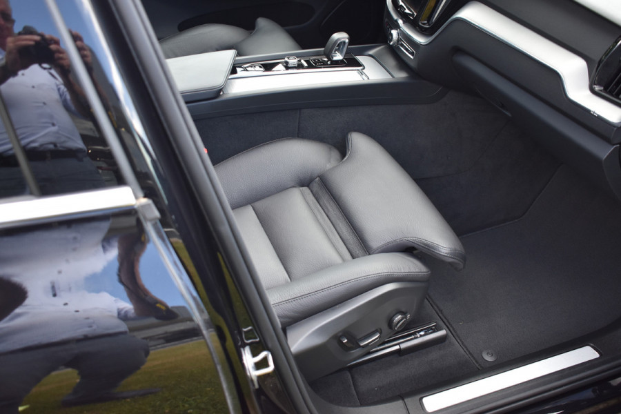 Volvo XC60 T8 AWD 455PK Plug-in hybrid Plus Bright | Leer | Pano Dak | Key Less | Park Assist Camera |
