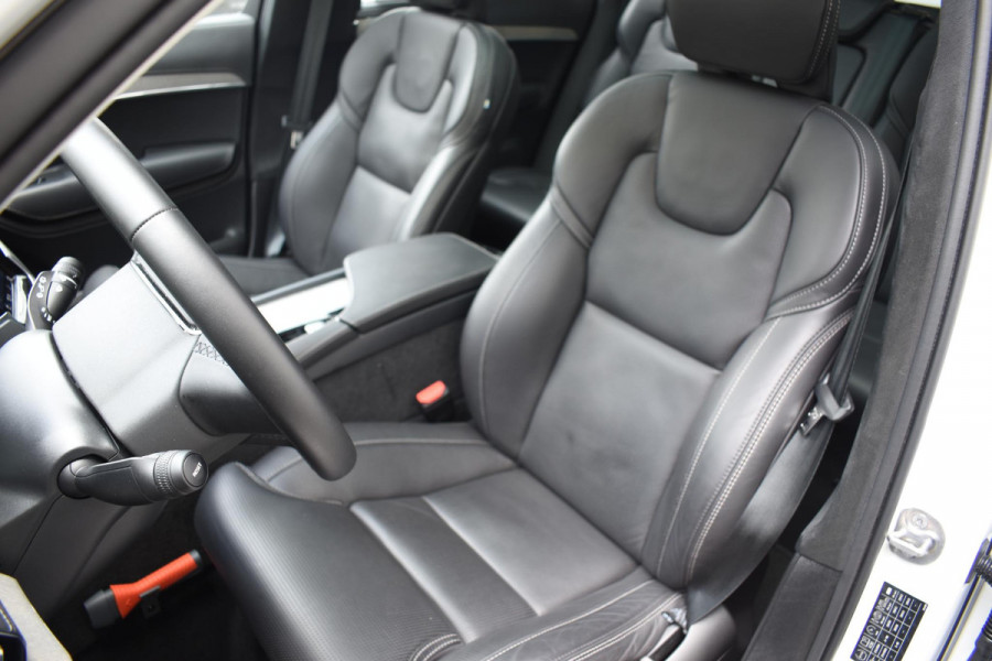 Volvo XC90 T8 455PK Automaat Plug-in hybrid AWD Ultimate Dark / Bowers & Wilkins / Luchtvering / Head Up Display / 360 Camera / Massagestoelen / Gelaagde Zijruiten / Trekhaak /