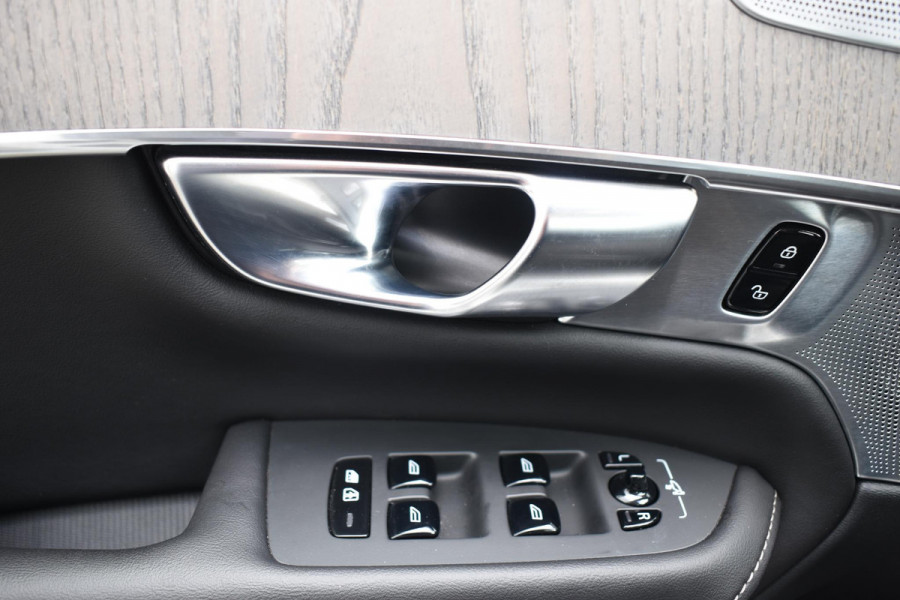 Volvo XC90 T8 455PK Automaat Plug-in hybrid AWD Ultimate Dark / Bowers & Wilkins / Luchtvering / Head Up Display / 360 Camera / Massagestoelen / Gelaagde Zijruiten / Trekhaak /