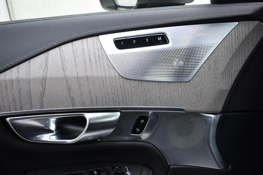 Volvo XC90 T8 455PK Automaat Plug-in hybrid AWD Ultimate Dark / Bowers & Wilkins / Luchtvering / Head Up Display / 360 Camera / Massagestoelen / Gelaagde Zijruiten / Trekhaak /