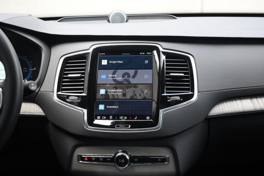 Volvo XC90 T8 455PK Automaat Plug-in hybrid AWD Ultimate Dark / Bowers & Wilkins / Luchtvering / Head Up Display / 360 Camera / Massagestoelen / Gelaagde Zijruiten / Trekhaak /