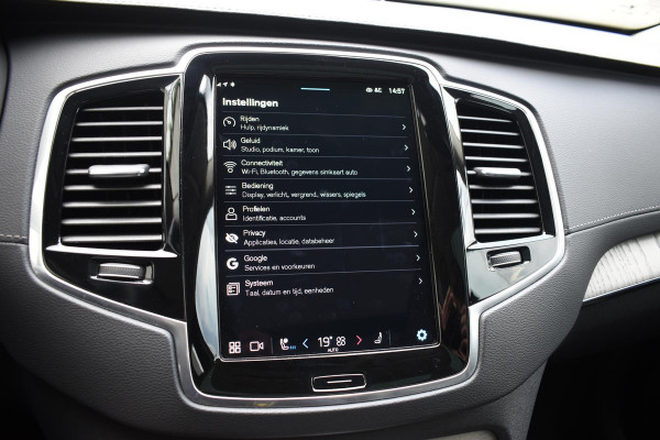 Volvo XC90 T8 455PK Automaat Plug-in hybrid AWD Ultimate Dark / Bowers & Wilkins / Luchtvering / Head Up Display / 360 Camera / Massagestoelen / Gelaagde Zijruiten / Trekhaak /