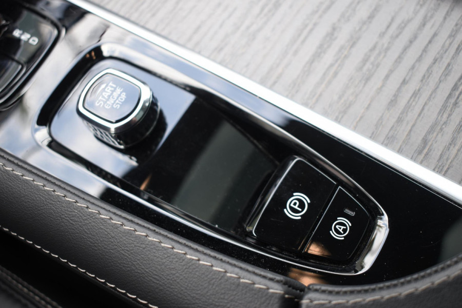 Volvo XC90 T8 455PK Automaat Plug-in hybrid AWD Ultimate Dark / Bowers & Wilkins / Luchtvering / Head Up Display / 360 Camera / Massagestoelen / Gelaagde Zijruiten / Trekhaak /