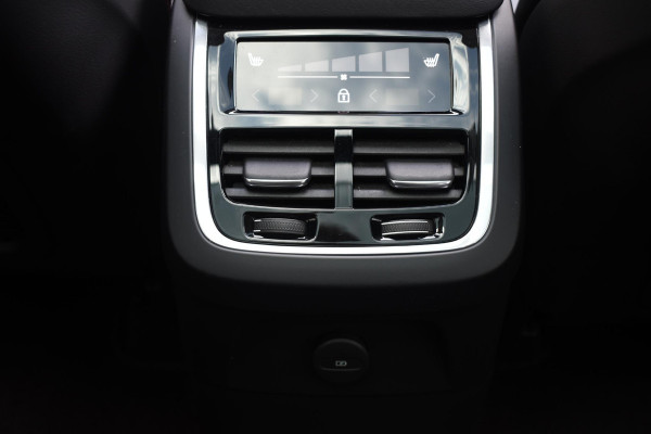 Volvo XC90 T8 455PK Automaat Plug-in hybrid AWD Ultimate Dark / Bowers & Wilkins / Luchtvering / Head Up Display / 360 Camera / Massagestoelen / Gelaagde Zijruiten / Trekhaak /