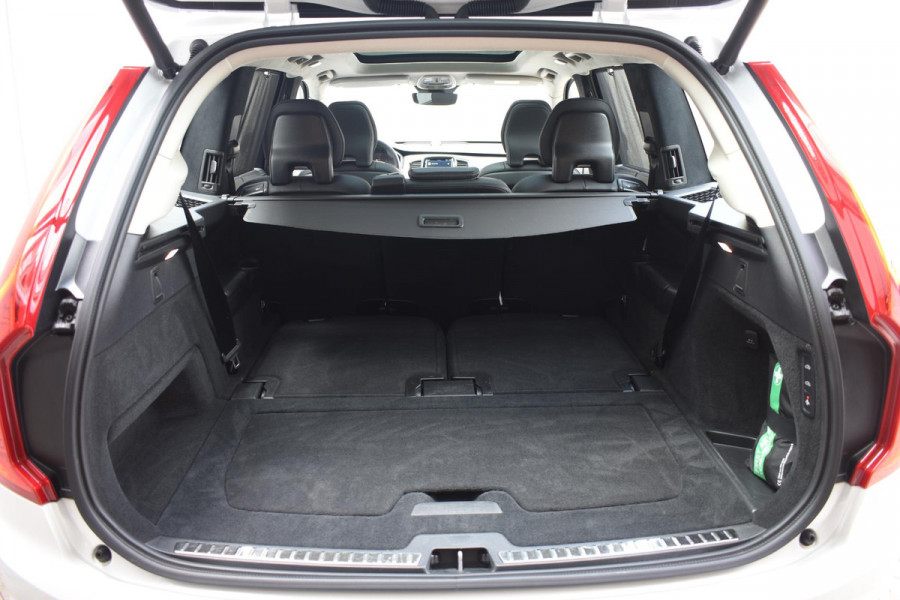 Volvo XC90 T8 455PK Automaat Plug-in hybrid AWD Ultimate Dark / Bowers & Wilkins / Luchtvering / Head Up Display / 360 Camera / Massagestoelen / Gelaagde Zijruiten / Trekhaak /