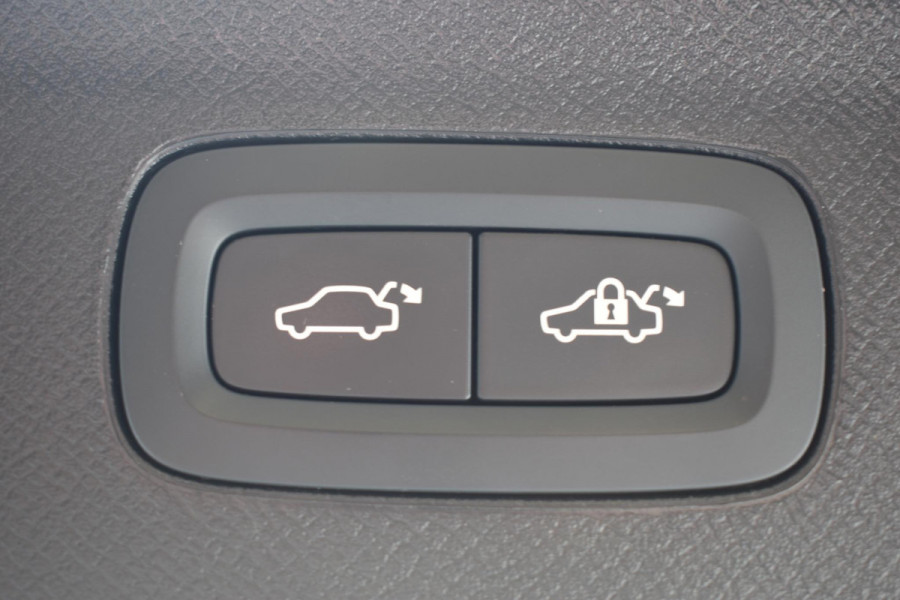 Volvo XC90 T8 455PK Automaat Plug-in hybrid AWD Ultimate Dark / Bowers & Wilkins / Luchtvering / Head Up Display / 360 Camera / Massagestoelen / Gelaagde Zijruiten / Trekhaak /