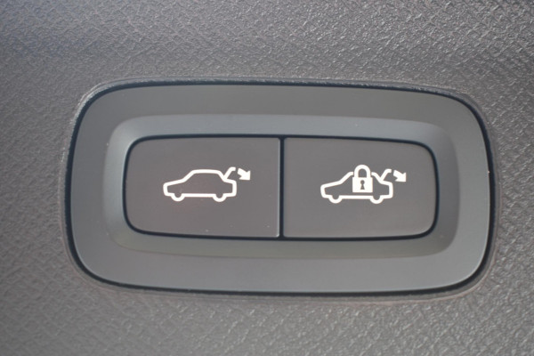 Volvo XC90 T8 455PK Automaat Plug-in hybrid AWD Ultimate Dark / Bowers & Wilkins / Luchtvering / Head Up Display / 360 Camera / Massagestoelen / Gelaagde Zijruiten / Trekhaak /