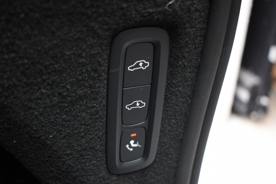 Volvo XC90 T8 455PK Automaat Plug-in hybrid AWD Ultimate Dark / Bowers & Wilkins / Luchtvering / Head Up Display / 360 Camera / Massagestoelen / Gelaagde Zijruiten / Trekhaak /