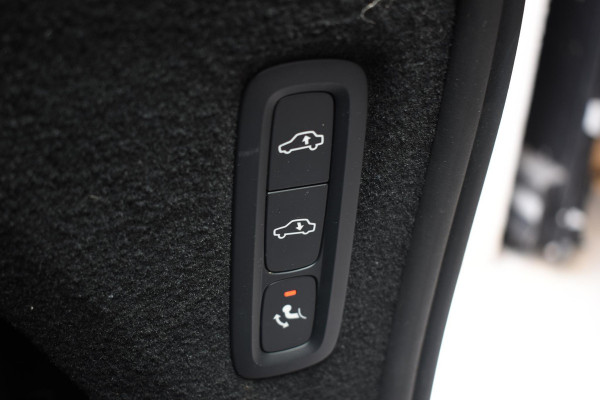 Volvo XC90 T8 455PK Automaat Plug-in hybrid AWD Ultimate Dark / Bowers & Wilkins / Luchtvering / Head Up Display / 360 Camera / Massagestoelen / Gelaagde Zijruiten / Trekhaak /