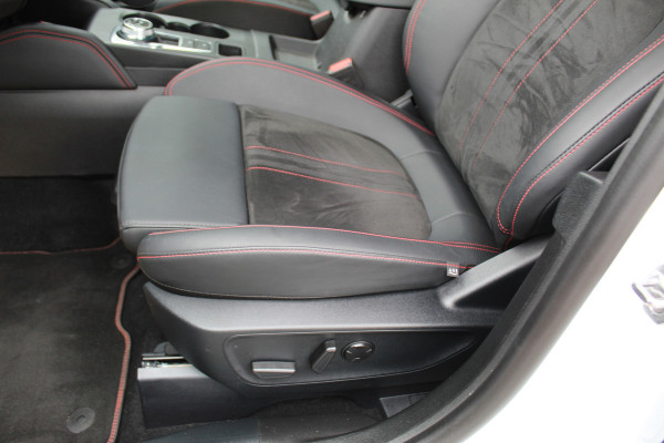 Ford Kuga 2.5 PHEV ST-Line X , 2100kg trekgewicht , Nieuw Model Van €. 54.937,- voor €. 44.735,- ! Trekgewicht van 2.100kg ! AGR stoelen voor , Winterpack