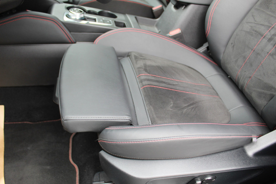 Ford Kuga 2.5 PHEV ST-Line X , 2100kg trekgewicht , Nieuw Model Van €. 54.937,- voor €. 44.735,- ! Trekgewicht van 2.100kg ! AGR stoelen voor , Winterpack