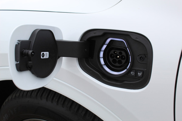 Ford Kuga 2.5 PHEV ST-Line X , 2100kg trekgewicht , Nieuw Model Van €. 54.937,- voor €. 44.735,- ! Trekgewicht van 2.100kg ! AGR stoelen voor , Winterpack