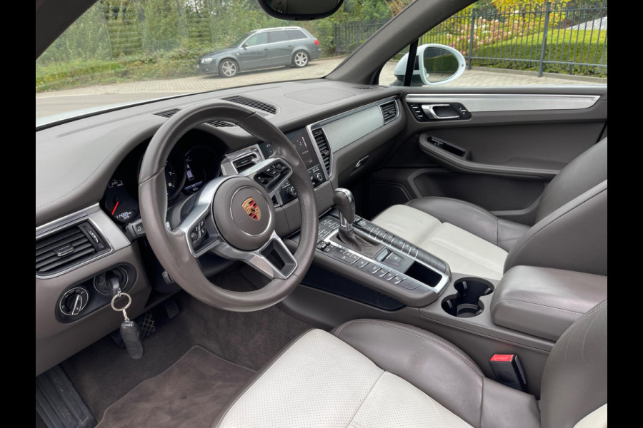 Porsche Macan 2.0 252PK Facelift /Panoramadak/Luchtvering/Led-Xenon/Camera/Electr-Trekhaak 1-Eigenaar Dealer-onderhouden Porsche Macan 2.0 252PK Facelift /Panoramadak/Luchtvering/Led-Xenon/Camera/Electr-Trekhaak 1-Eigenaar Dealer-onderhouden