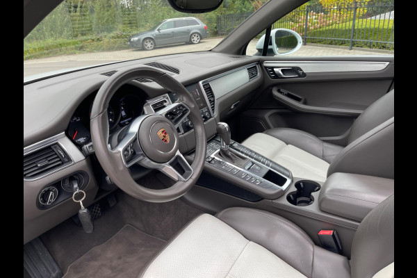 Porsche Macan 2.0 252PK Facelift /Panoramadak/Luchtvering/Led-Xenon/Camera/Electr-Trekhaak 1-Eigenaar Dealer-onderhouden Porsche Macan 2.0 252PK Facelift /Panoramadak/Luchtvering/Led-Xenon/Camera/Electr-Trekhaak 1-Eigenaar Dealer-onderhouden