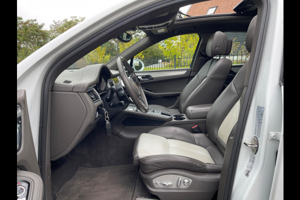 Porsche Macan 2.0 252PK Facelift /Panoramadak/Luchtvering/Led-Xenon/Camera/Electr-Trekhaak 1-Eigenaar Dealer-onderhouden Porsche Macan 2.0 252PK Facelift /Panoramadak/Luchtvering/Led-Xenon/Camera/Electr-Trekhaak 1-Eigenaar Dealer-onderhouden